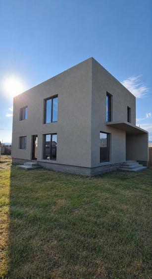 Casă individuală cu 5 camere cu Teren 270 Mp în Exterior Vest
