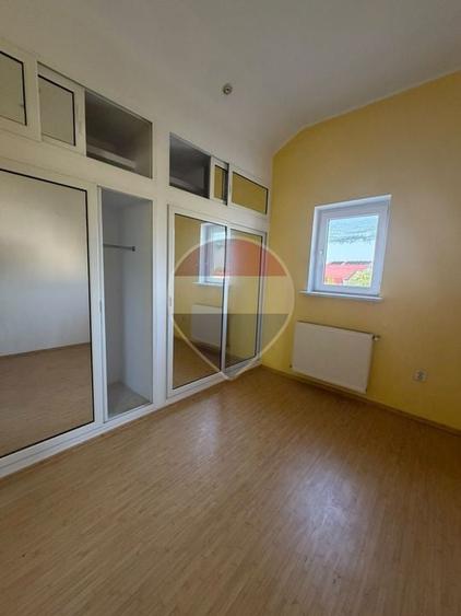 Casă individuală cu 10 camere cu Teren 1109 Mp în Bariera Vâlcii