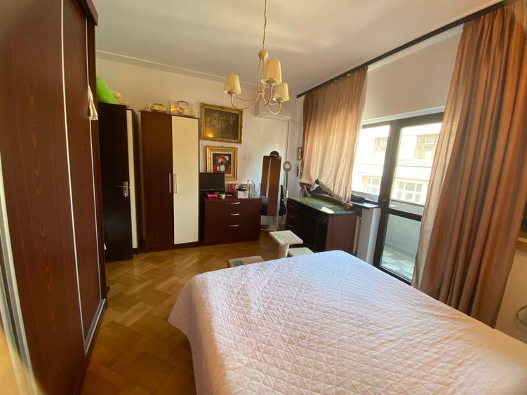 Apartament cu 4 camere semidecomandat în Universitate