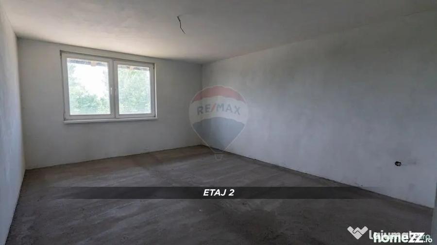 Casă cu 5 camere cu Teren 600 Mp în Mireșu Mare