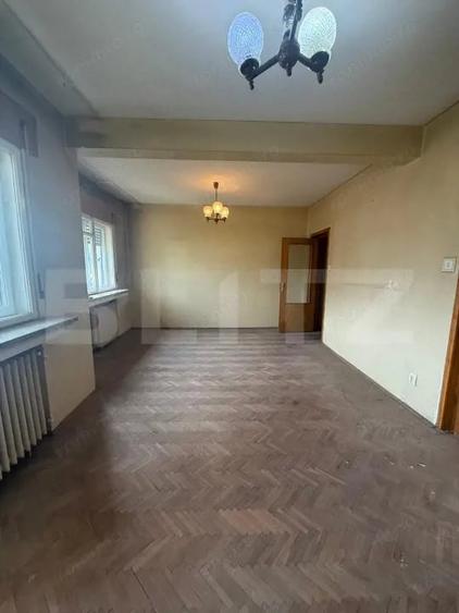 Apartament cu 4 camere semidecomandat în Central