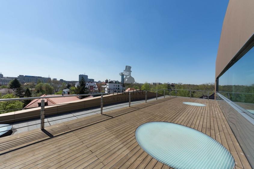 Casă individuală cu 15 camere cu Canalizare în Aviatorilor