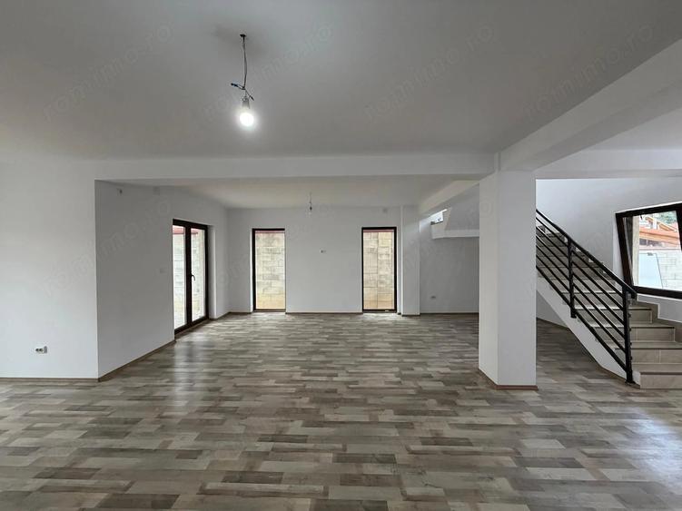 Casă cu Teren 253 Mp în Est
