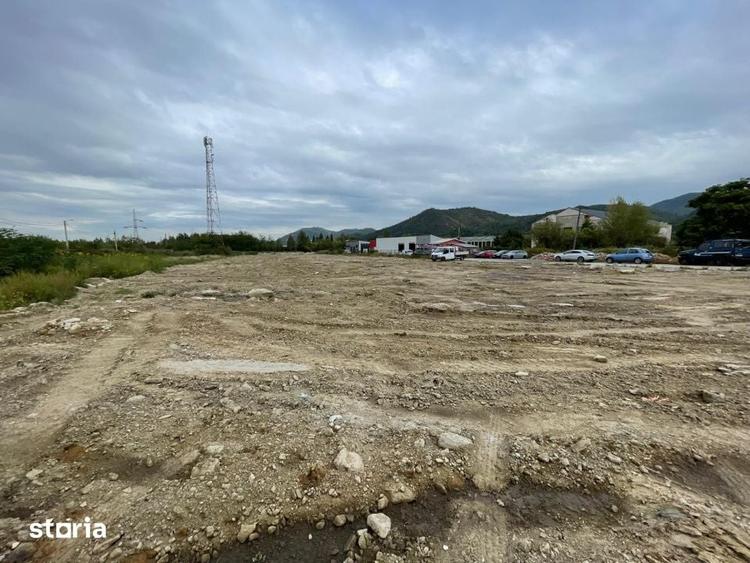 Teren de 7000 mp, în Est