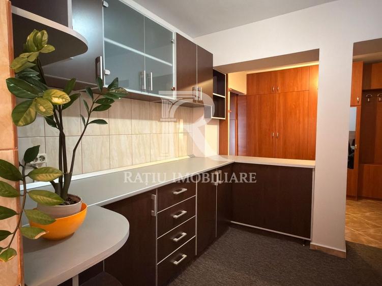 Apartament cu 2 camere semidecomandat, mobilat în Decebal