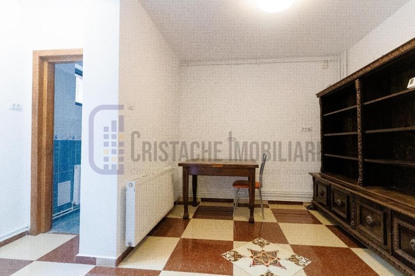 Casă individuală cu 12 camere cu Canalizare în Pache Protopopescu