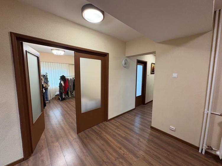 Apartament cu 4 camere decomandat în P-ța Unirii
