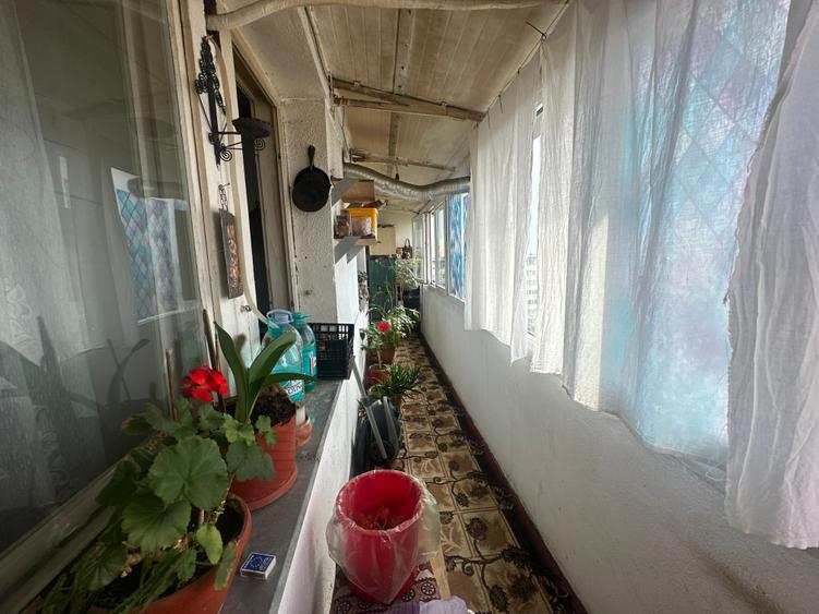 Apartament cu 3 camere semidecomandat în 1 Mai