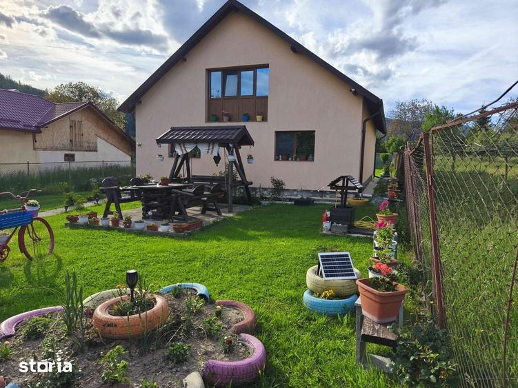 Casă cu 5 camere cu Teren 1000 Mp în Lerești