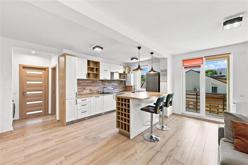 Apartament cu 3 camere decomandat în Rediu
