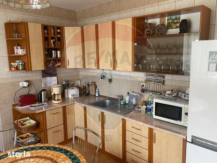 Casă cu 5 camere cu Teren 4600 Mp în Central