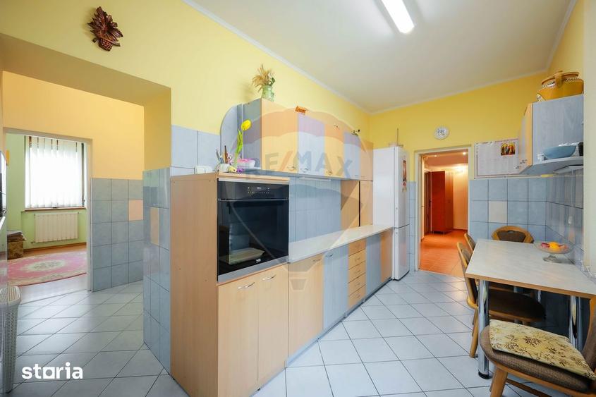 Casă cu 7 camere cu Teren 153 Mp în Central