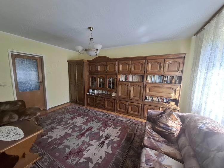 Apartament cu 4 camere semidecomandat în Săsar