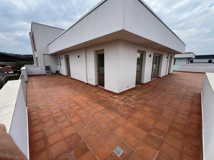 Penthouse cu 2 camere decomandat în Independenței