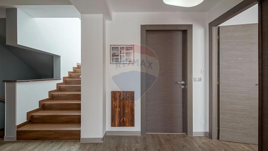 Apartament cu 4 camere semidecomandat, mobilat în Poiana Brașov
