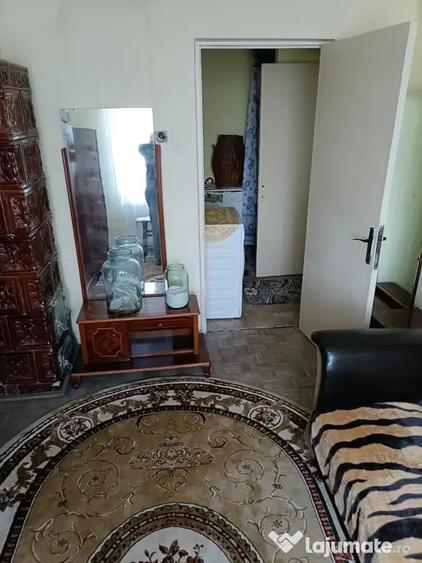 Apartament cu 3 camere semidecomandat, mobilat în Central