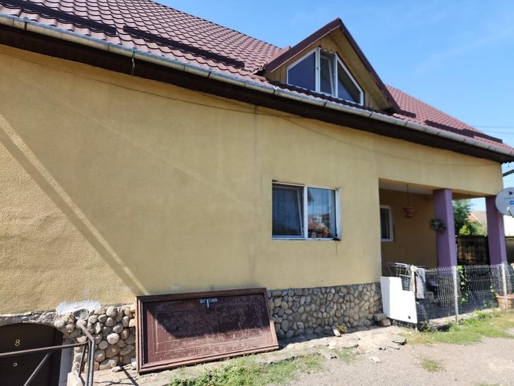 Casă individuală cu 6 camere cu Canalizare în Luna de Sus