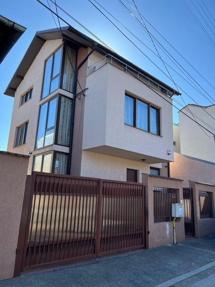 Casă individuală cu 8 camere cu Teren 226 Mp în Central