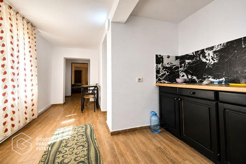 Casă individuală cu 8 camere cu Canalizare în Central