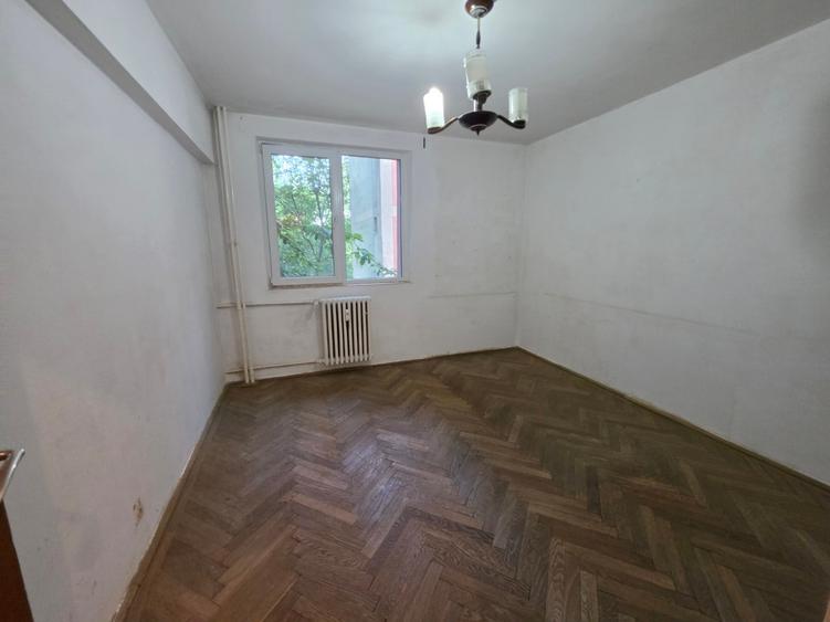 Apartament cu 4 camere semidecomandat în Titan