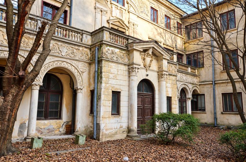Casă cu 9 camere cu Teren 1223 Mp în P-ța Romană