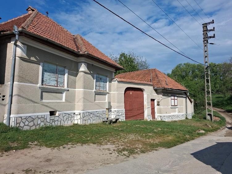 Casă cu 3 camere cu Teren 900 Mp în Poiana Sibiului