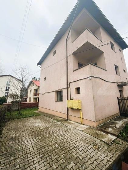 Casă individuală cu 6 camere cu Canalizare în Central