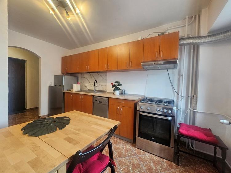 Apartament cu 3 camere decomandat, mobilat în P-ța Victoriei