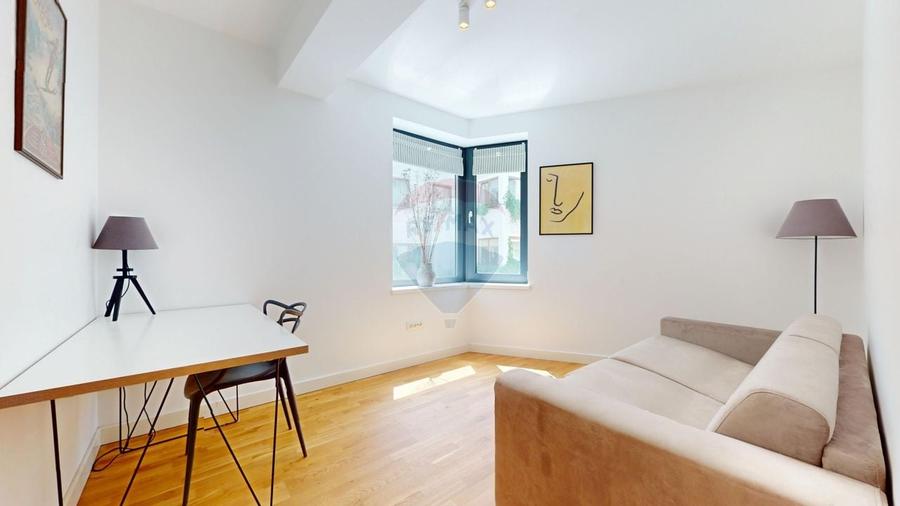 Apartament cu 3 camere semidecomandat în Centrul Istoric
