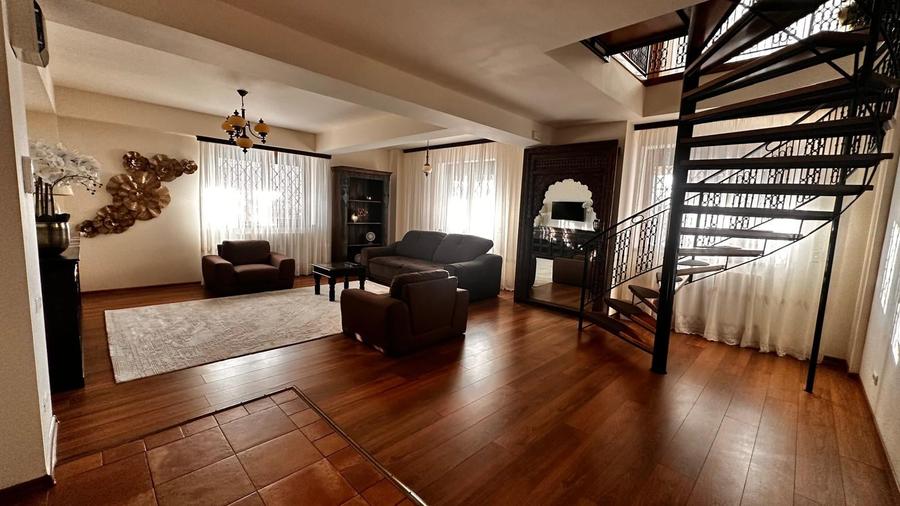 Penthouse cu 3 camere decomandat, mobilat în Mamaia