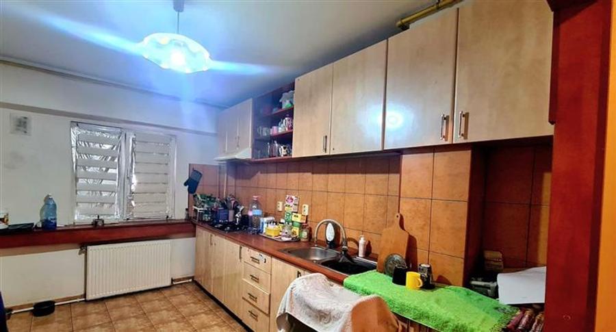 Apartament cu 5 camere decomandat, mobilat în Girocului