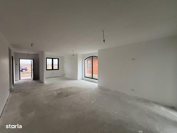 Casă cu 4 camere cu Teren 485 Mp în Vetiș
