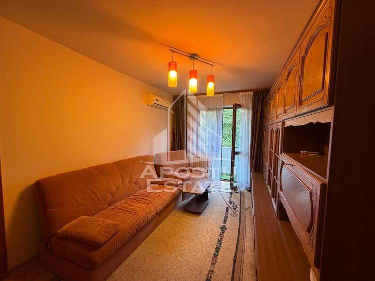 Apartament cu 3 camere semidecomandat, mobilat în Dacia