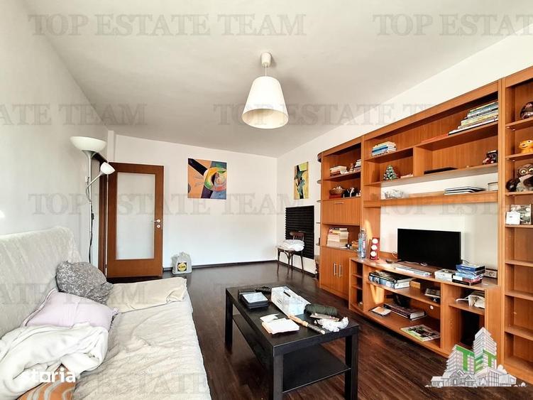 Apartament cu 4 camere decomandat în Tei
