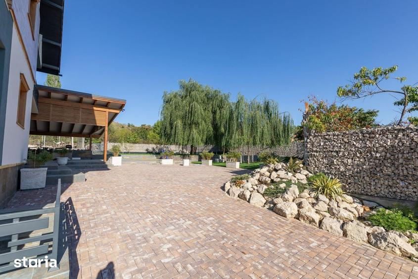 Casă cu Teren 1800 Mp în Răzvad