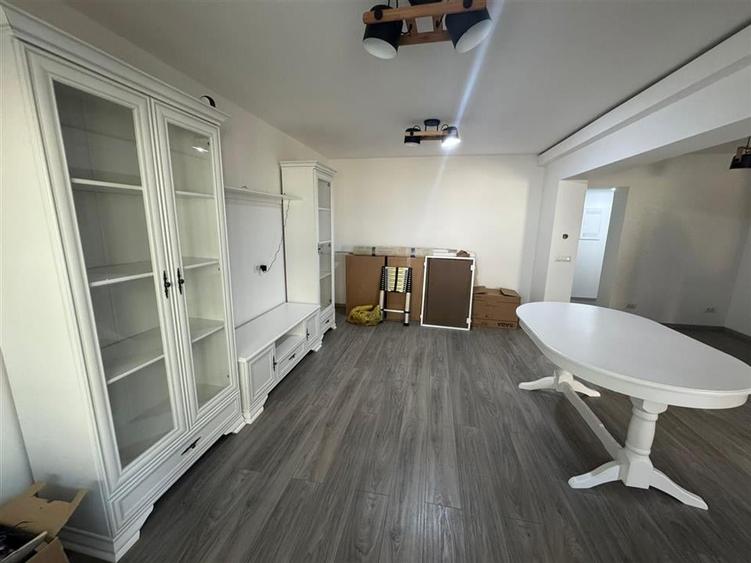 Apartament cu 3 camere decomandat, mobilat în Brăilei