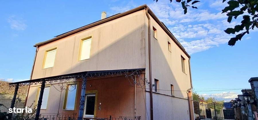 Casă cu 4 camere cu Teren 1380 Mp în Central
