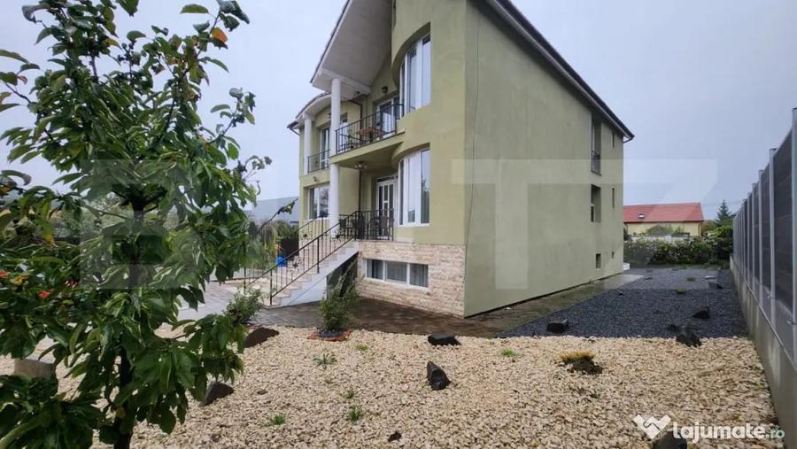 Casă cu 10 camere cu Teren 1100 Mp în Corunca