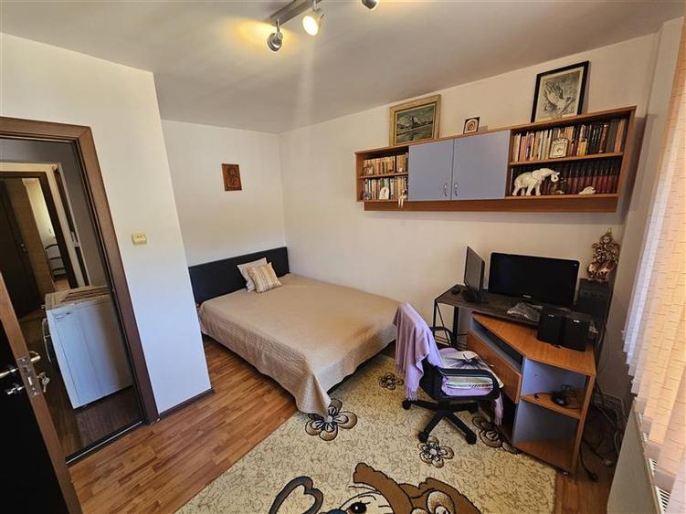 Apartament cu 3 camere semidecomandat, mobilat în Micro IV