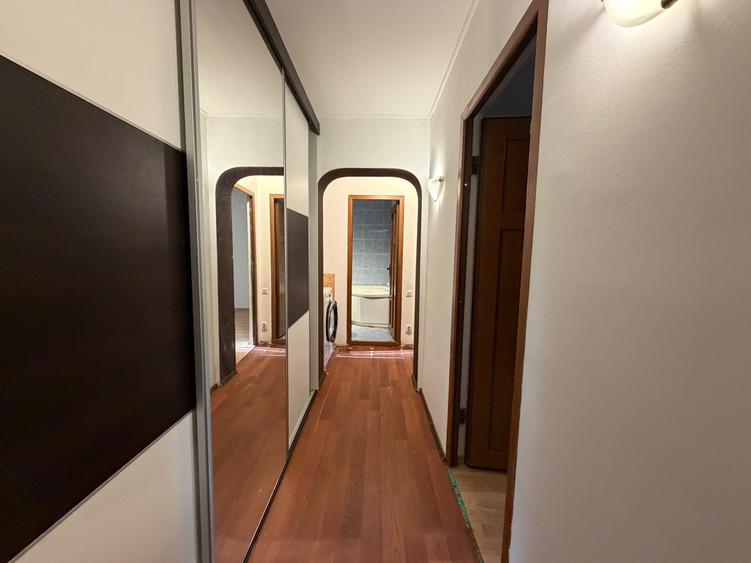 Apartament cu 3 camere semidecomandat în Titan