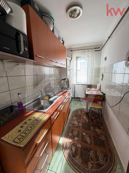 Apartament cu 3 camere semidecomandat, mobilat în Craiovița Nouă