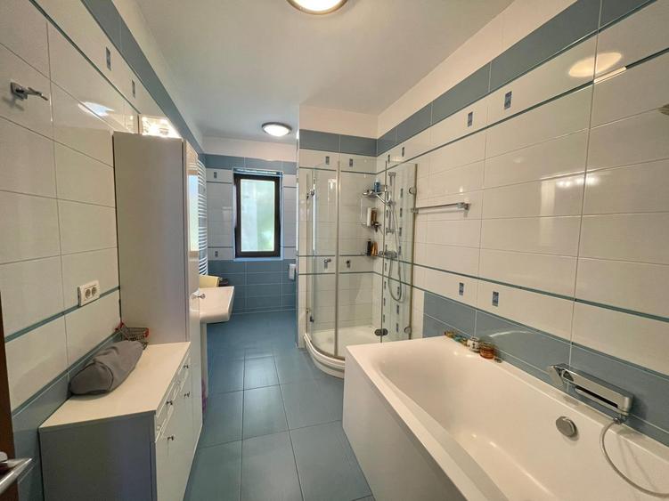 Casă cu 7 camere cu Garaj în Dămăroaia