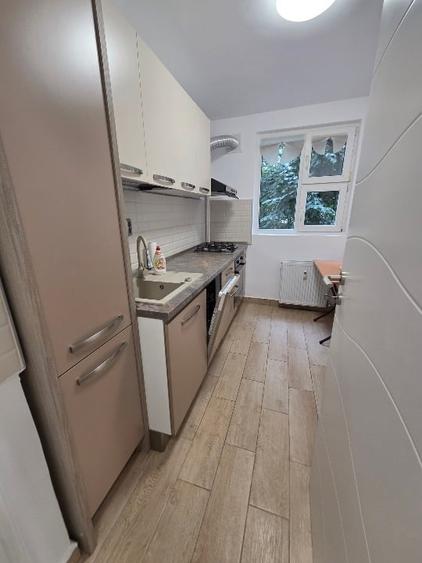 Apartament cu 3 camere semidecomandat, mobilat în Obor