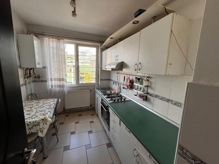 Apartament cu 3 camere semidecomandat în Central