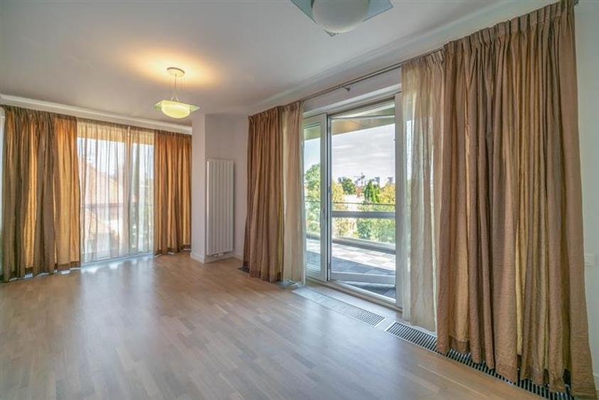 Apartament cu 4 camere semidecomandat în Aviatorilor