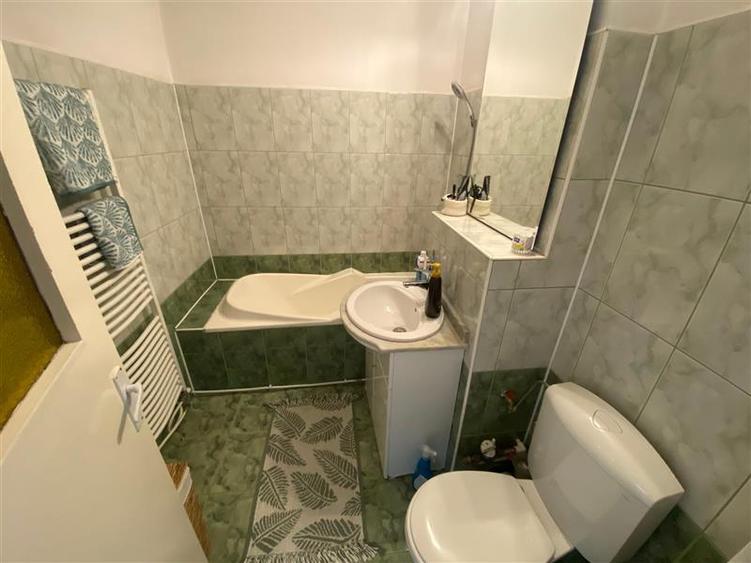 Apartament cu 4 camere decomandat în Tudor