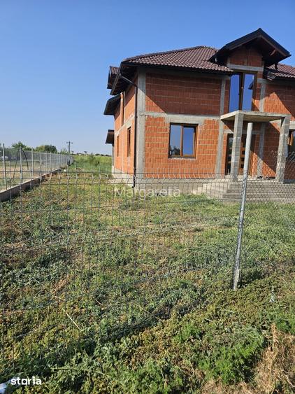 Casă cu 4 camere cu Teren 900 Mp în Botiz