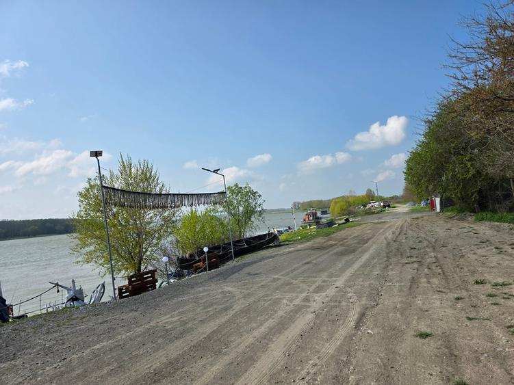 Teren Construcții intravilan de 188 mp, în Est
