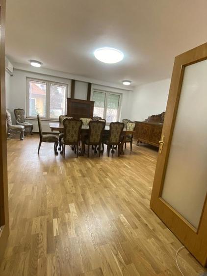 Apartament cu 10 camere decomandat în Aviatorilor
