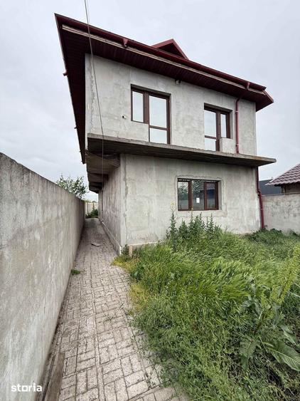 Casă cu 4 camere cu Canalizare în Chercea